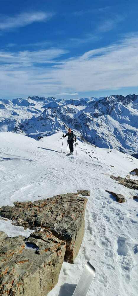 Arrivée au sommet de la Pointe des Ratissières Arrivée au sommet de la Pointe des Ratissières